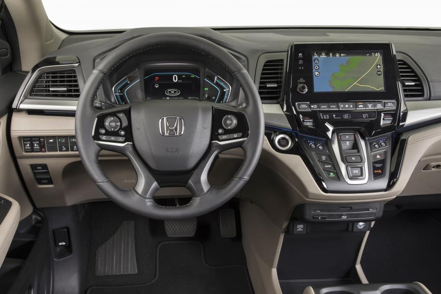 Торпедо Honda Odyssey 2017 года  (фото 128 из 160)
